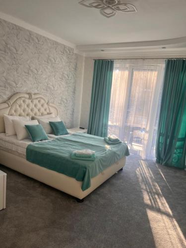 Een bed of bedden in een kamer bij Готель-спа "Еліт"