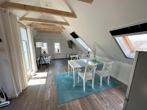 Kuchyň nebo kuchyňský kout v ubytování Huus an`t Koornfeld Dachgeschosswohnung mit Loggia