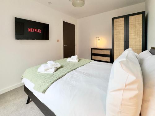 een slaapkamer met een bed met twee handdoeken erop bij Apartment 30 City gate in York
