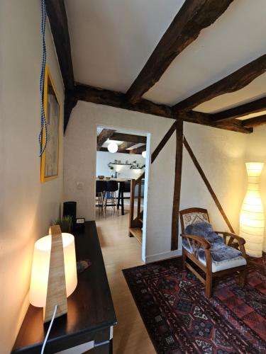 un salon avec une table et une chaise ainsi qu'une salle à manger dans l'établissement Duplex au coeur de Dinan, à Dinan