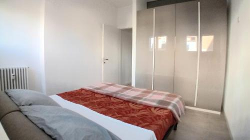 Cette chambre comprend un lit et une armoire. dans l'établissement CUORE DI ANNA, à Pesaro
