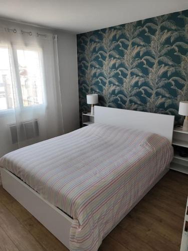 - une chambre avec un grand lit et une couverture dans l'établissement Maison moderne à Mimizan Idéale pour un séjour au calme, à Mimizan