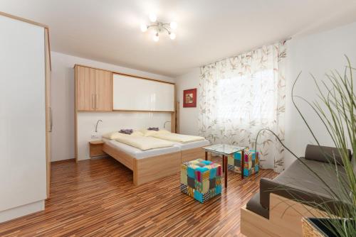 ein Schlafzimmer mit einem Bett und einem Sofa in einem Zimmer in der Unterkunft Easyapartments Leo in Linz