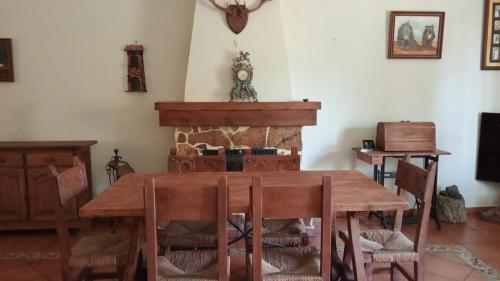 comedor con mesa de madera y chimenea en El amanecer, en El Puerto de Santa María