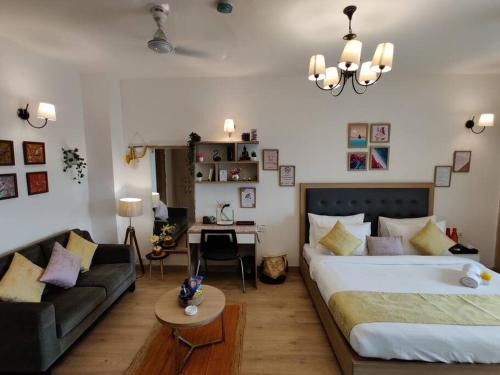 - un salon avec deux lits et un canapé dans l'établissement Sojourn Stays- High on Height Comphy Condo., à Noida