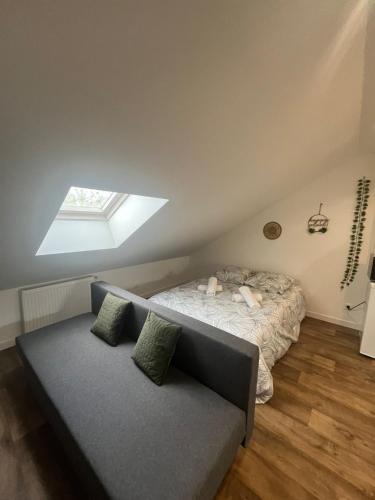une chambre avec un lit et une lucarne dans l'établissement Le garden cottage 20m² 2 personnes, à Flers-lez-Lille