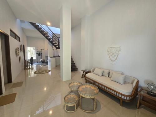 Ruang duduk di Ocean Wave Lombok - 4 BR infinity pool villa