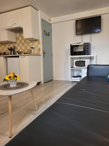 un salon avec une table et une cuisine dans l'établissement Studio/2 pièces, terrasse, à Avignon
