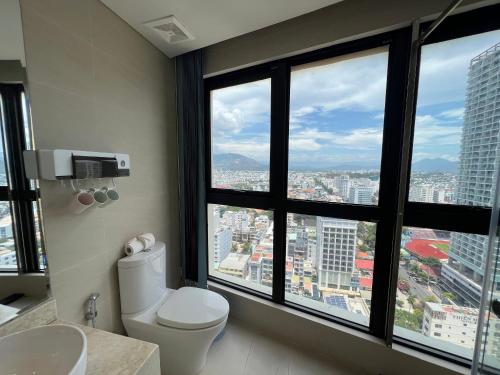 baño con aseo y ventanas grandes en LOVING APARTMENT, en Nha Trang