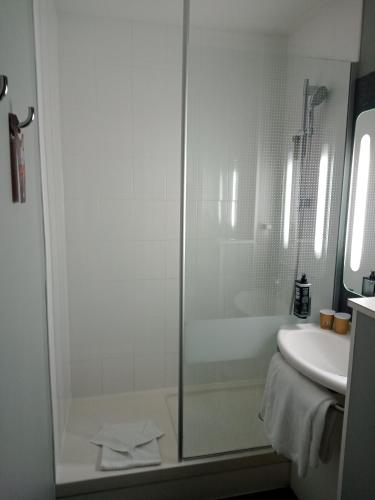 a bathroom with a shower and a sink at ibis Orange Centre in Orange