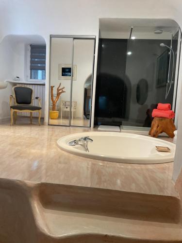 a bathroom with a bath tub in a room at Casa Matteu in Figari