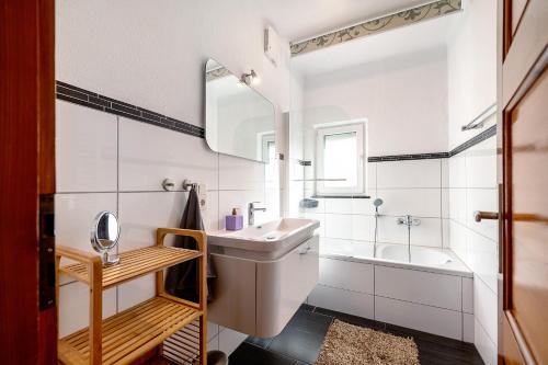 ein Badezimmer mit einem Waschbecken, einem WC und einer Badewanne in der Unterkunft Domäne Bollinger Morbach in Morbach