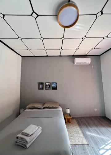 科納克里的住宿－Tokyo to Conakry *NONGO*，一间卧室设有一张床,天花板上设有镜子