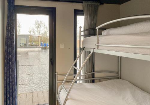 Palanda nebo palandy na pokoji v ubytování Houseboat blue Sneekermeer