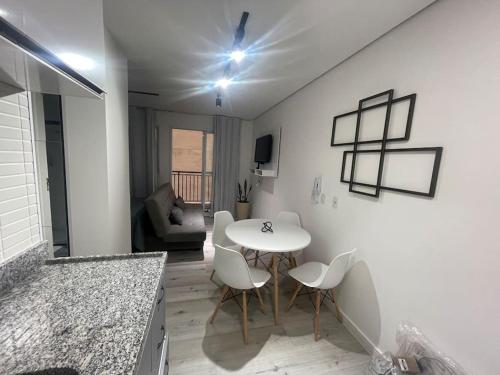 een keuken met een tafel en stoelen in een kamer bij Ap91 Sky Paulicéia in Sao Paulo