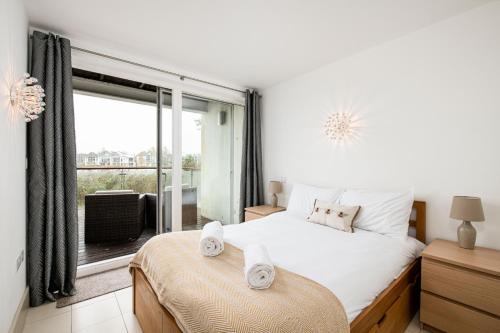 Ένα ή περισσότερα κρεβάτια σε δωμάτιο στο Suncatcher HM02 Lower Mill Estate Cotswolds