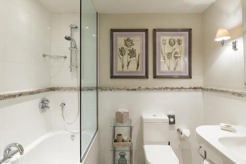 y baño con ducha, aseo y lavamanos. en The Bath Priory - A Relais & Chateaux Hotel, en Bath