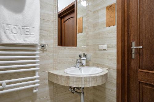 Bilik mandi di Hotel Pałac Poledno