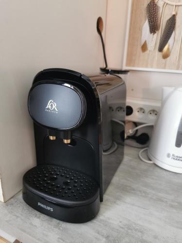a black iron sitting on top of a counter at Petit havre de tranquillité in Loudun