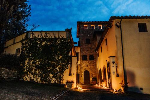 Un edificio con un'edera che cresce su un lato di esso di Torre Belcanto Mugello - Affitti Brevi Italia a Vicchio