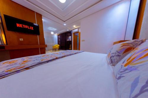 a bedroom with a bed with a sign on the wall at La casabella in Tangier