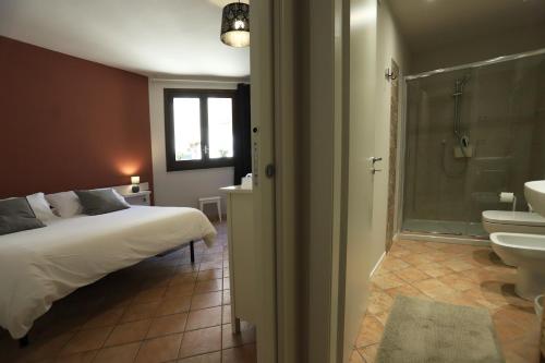 - une chambre avec un lit et une salle de bains pourvue d'un lavabo dans l'établissement Le Chiavi, à Erice