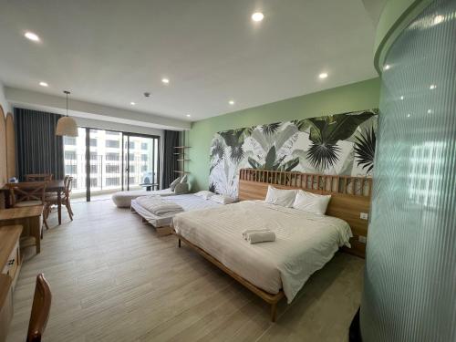 Un dormitorio con dos camas y una sala de estar. en LOVING APARTMENT, en Nha Trang