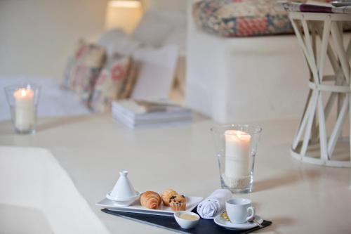 un vassoio di pasticcini e candele su un tavolo di Hotel & Restaurant Jardi d'Artà ad Artá