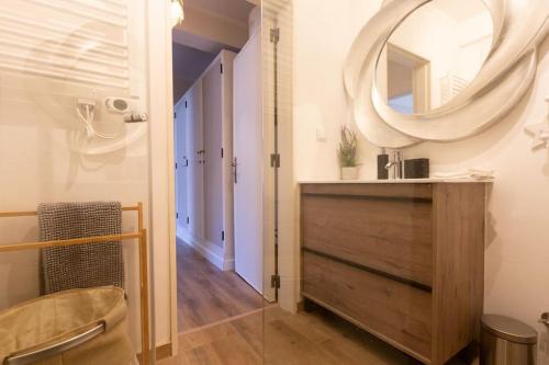 baño con espejo y tocador de madera en beachome4u4 / Carcavelos beach, en Parede