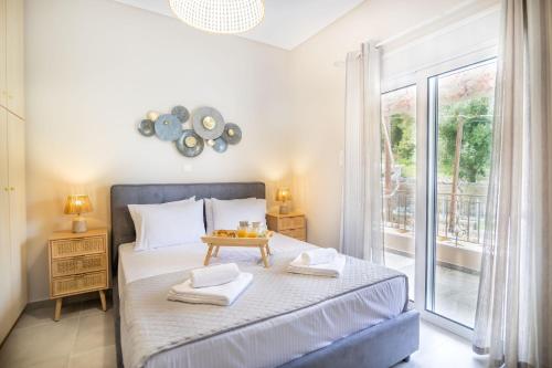 um quarto com uma cama com uma mesa em Dina Luxury Sea View House em Aiándion