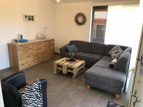 a living room with a couch and a coffee table at E21 Freistehendes Haus mit Garten und Deichblick in Butjadingen