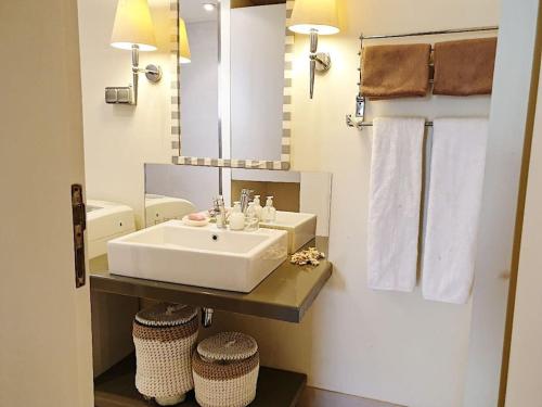 W łazience znajduje się umywalka, lustro i ręczniki. w obiekcie Stunning Pool View 1bed Private Beach Clubs, Veranda Sahl Hasheesh w mieście Hurghada