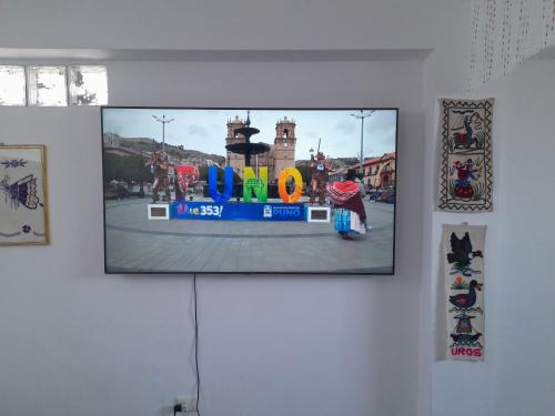 una TV a schermo piatto appesa a un muro di Apartamento sn a Puno