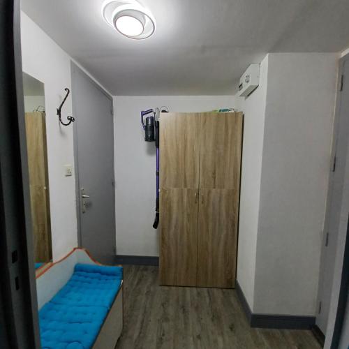 Zimmer mit einem Bett und einer Holztür in der Unterkunft Résidence Béatrice in Bourbonne-les-Bains
