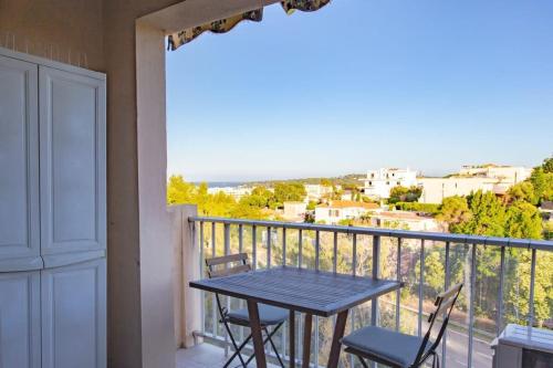 una mesa y sillas en un balcón con vistas en Mimosas furnished flat, en Antibes