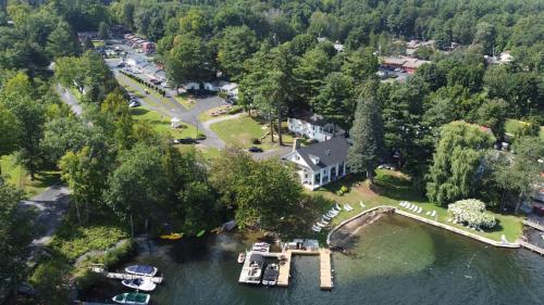 eine Luftansicht eines Hauses auf dem Wasser in der Unterkunft The Villas on Lake George in Diamond Point