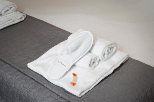 ローマにあるTrevi Luxury Terraceのベッドの上に置いた白いタオル