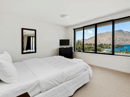 En eller flere senge i et værelse på Lake and Mountain Ridge - Queenstown Apartment