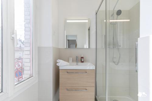 une salle de bain avec un lavabo et une douche dans l'établissement MBA - Fontenay - Splendide Appart Proche Vincennes, à Fontenay-sous-Bois