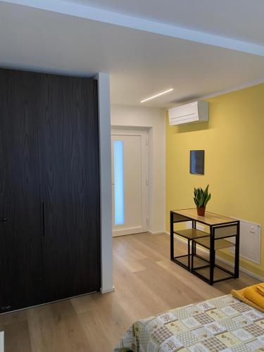 um quarto com um armário preto e uma mesa em Lotus Garda em Riva del Garda