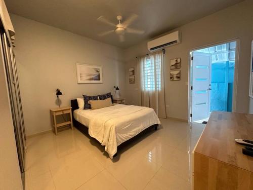 um quarto com uma cama e uma ventoinha de tecto em C&C Studio em San Juan