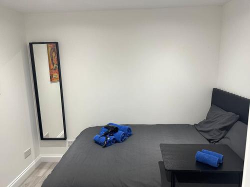 a bedroom with a bed with a blue bag on it at London Victoria Green Park 15min in London