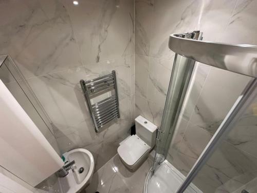 ein weißes Badezimmer mit Toilette und Waschbecken in der Unterkunft Central London Zone1 Room - Bath in London