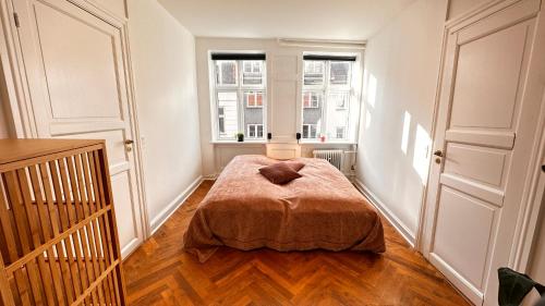 a bedroom with a bed in the middle of a room at Studio O1 - Carolinas apartments in Copenhagen