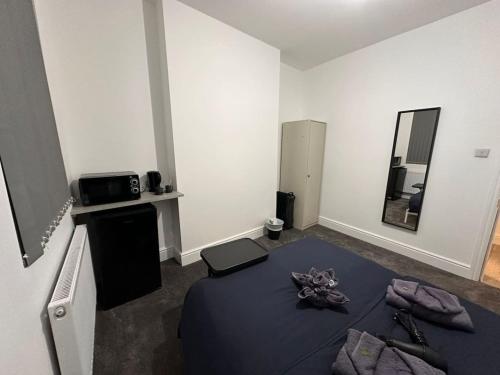 Habitación con cama y espejo. en Modern Central London Room Zone1, en Londres