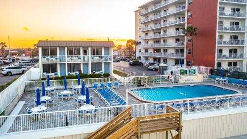 uma varanda com piscina e estacionamento em Fantasy Island Resort I em Daytona Beach Shores