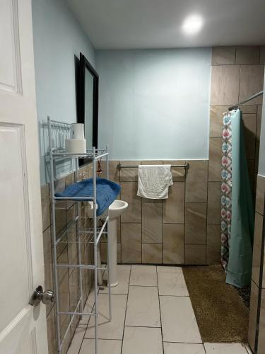 a small bathroom with a shower with a blue seat at Casa Tabacon cr in Río Claro