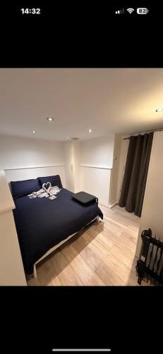 a bedroom with a large black bed in a room at Big Ben 15 minutes away in London