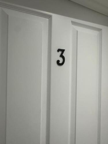 Eine Tür mit einer Nummer drauf mit einer Uhr drauf. in der Unterkunft London Bridge 15 minutes away in London