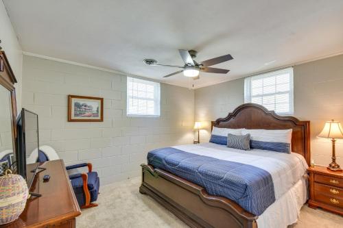 una camera con letto e ventilatore a soffitto di Seneca Abode with Furnished Deck Less Than 10 Mi to Clemson! a Seneca